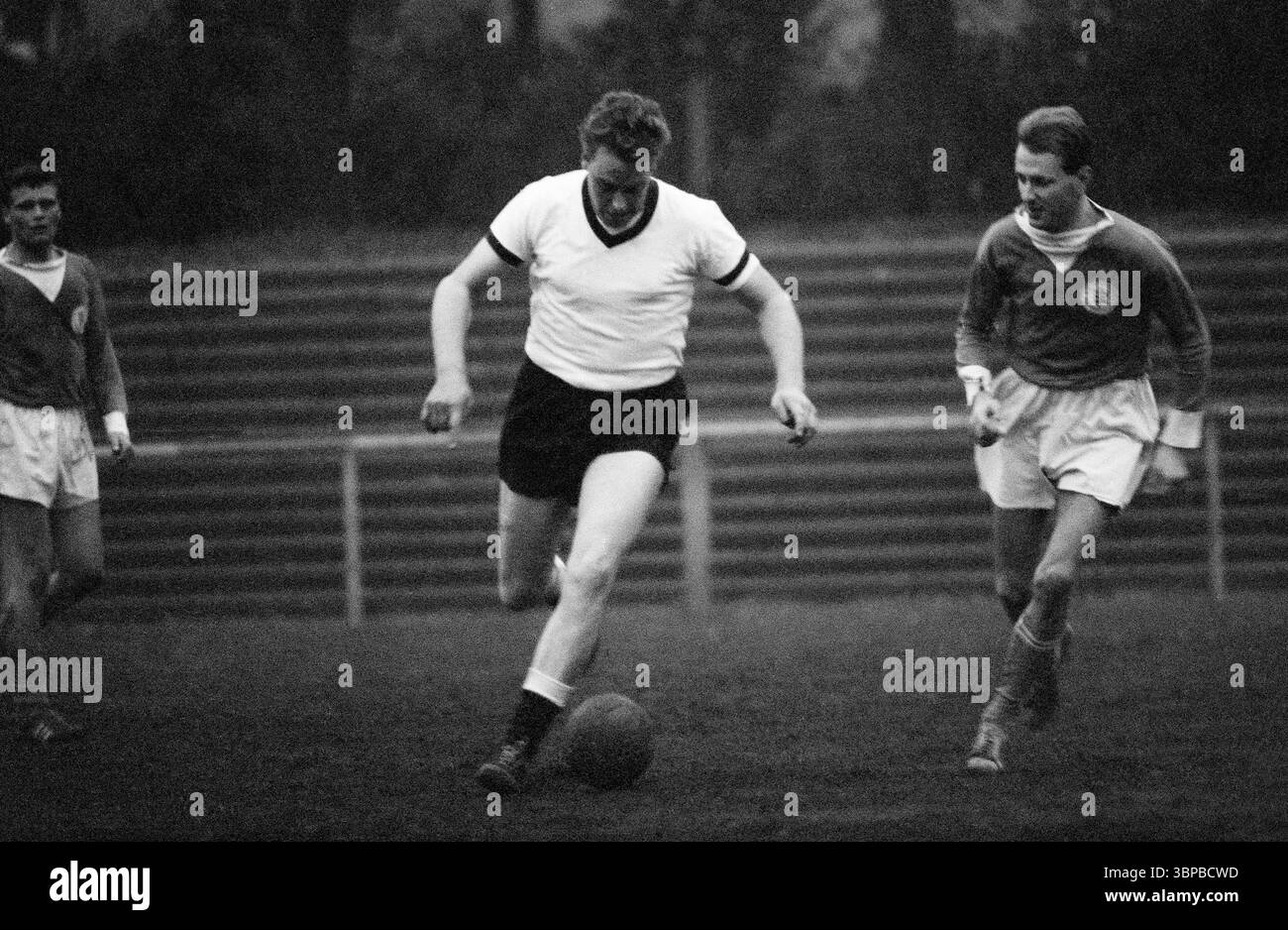 60er Jahre, Firmensport, Fußball, GHH Gutehoffnungshuette, Match Industriebau vs. Maschinenbau 1-5, Volkspark Stadion Sterkrade, Oktober 1966, Oberhausen, Oberhausen-Sterkrade, Ruhrgebiet, Nordrhein-Westfalen, NRW, Schauplatz des Spiels Stockfoto