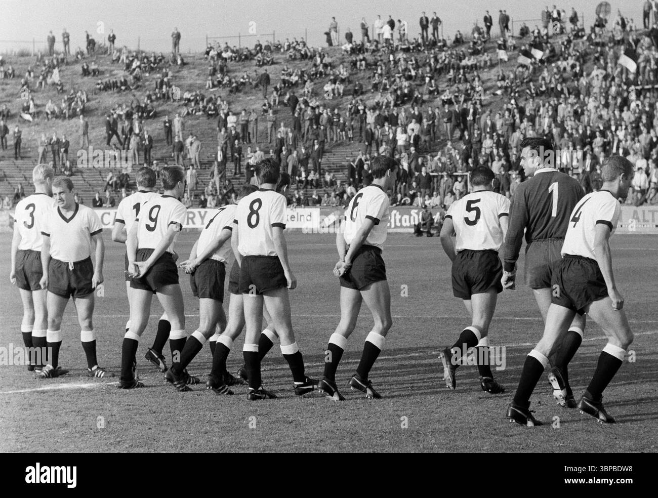 Sixties, Sport, Fußball, Regionalliga West und Südwest, 1966/1967, Aufstiegsspiel zur Bundesliga 1967/1968, ETB Schwarz-Weiss Essen gegen Borussia Neunkirchen 1:1, 21.06.1967, Stadion am Uhlenkrug in Essen, Neunkirchen gewann Gruppe 1 der Hauptrunde und wurde in die deutsche Premier League befördert, f.l.t.r. Peter Czernotzki, Erich Hermesdorf, Hans Linsenmaier, Hans Linsenmaier, Ludwig lang, Ludwig Jürgen Pontes, Gerd Regitz, Wolfgang Gayer, Dieter Schock, Erich Leist, Torhüter Horst Kirsch, Günter Kuntz Stockfoto