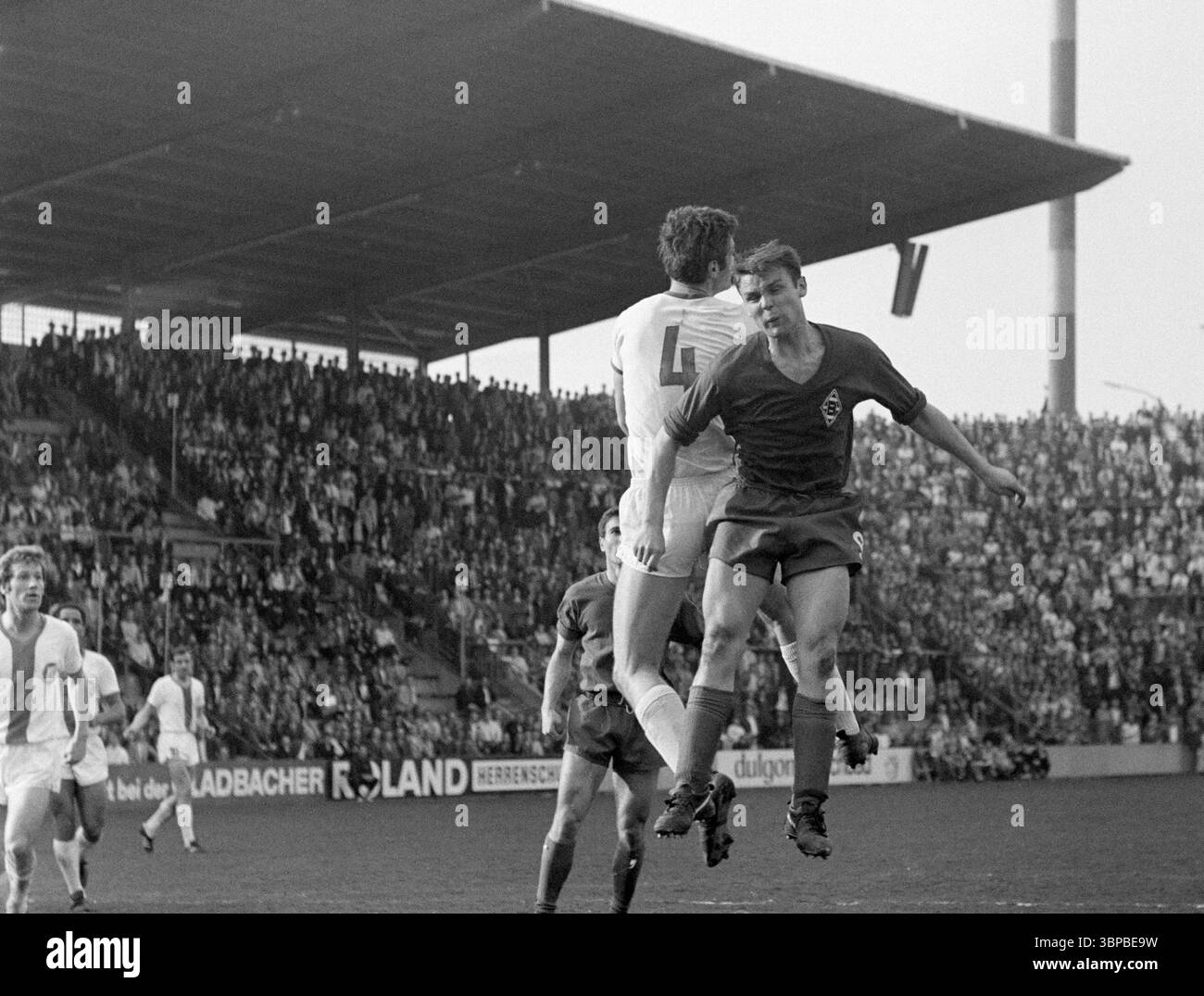 60er Jahre, Sport, Fußball, Bundesliga, 1967/1968, Borussia Mönchengladbach vs. Karlsruher SC 0-0, 30.03.1968, Boekelberg-Stadion in Mönchengladbach, Spielort, Luftduell zwischen Herbert Laumen (MG) und Jürgen Weidlandt (KSC) Nr.4, dahinter Peter Dietrich (MG), links ? (KSC) Stockfoto