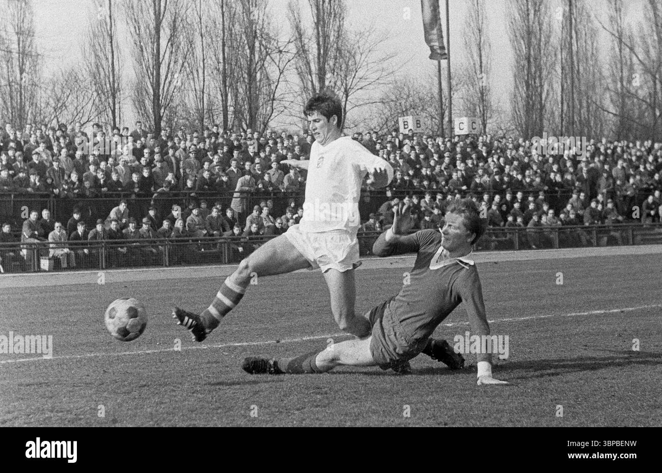 Sechzigerjahre, Sport, Fußball, Junioren-Länderspiel 1969, 05.04.1969, Westdeutschland gegen Tschechoslowakei 1-2 im Jahnstadion Bottrop, Ruhrgebiet, Westfalen, Nordrhein-Westfalen, NRW, Deutschland, Schauplatz des Spiels, Kampf um den Ball, Duell Stockfoto