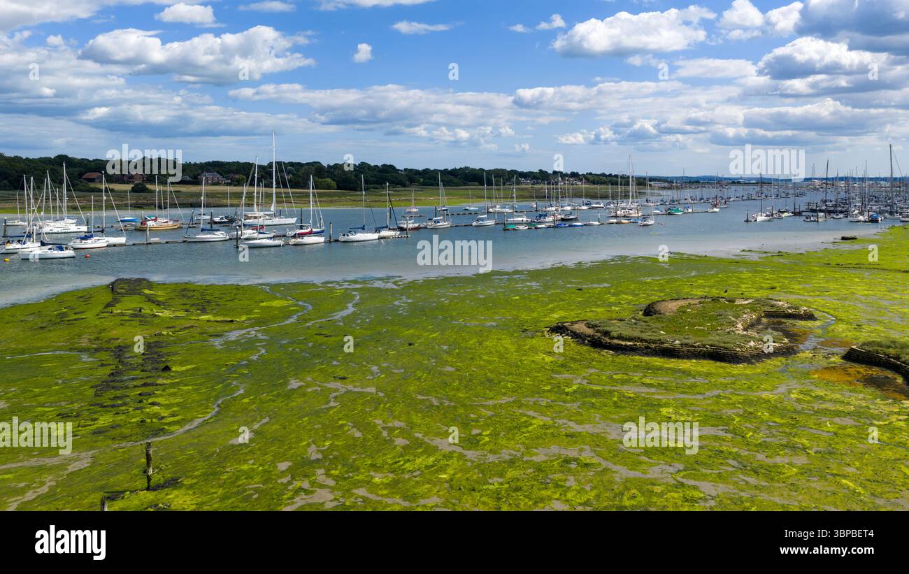 Hamble Juli 2025 Low Aerial View über Hamble River, Hamble-le-Rice, mit ...