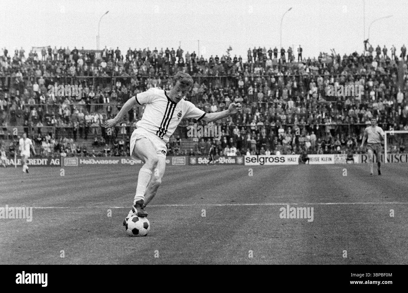 60er Jahre, Sport, Fußball, Bundesliga, 1968/1969, Borussia Mönchengladbach vs. Eintracht Braunschweig 1:1, 17.05.1969, Boekelberg-Stadion, Spielort, Herbert Wimmer (MG) im Ballbesitz Stockfoto
