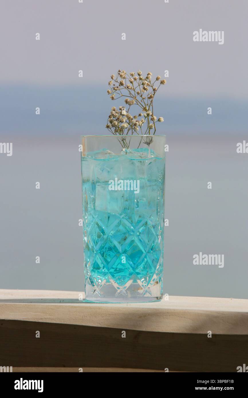 Blue Lagoon Cocktail Angelo Azzurro Cocktail Im Hohen Glas Auf Dem Blue Lagoon Cocktail Angelo Azzurro Cocktail Im Hohen Glas Auf Dem