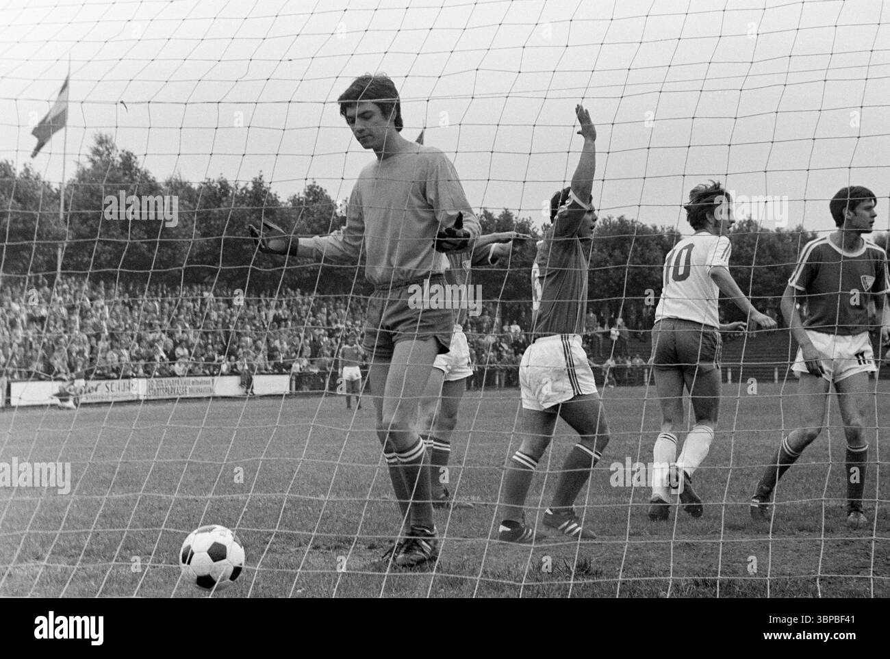 Sechzigerjahre, Sport, Fußball, Westdeutsche Jugendmeisterschaft 1969, Finale, SpVgg Sterkrade 06/07 gegen VfL Bochum 3-4, 29.06.1969, Stadion am Dicken Stein in Oberhausen-Sterkrade-Tackenberg, Spielort, Tor gegen Sterkrade Stockfoto