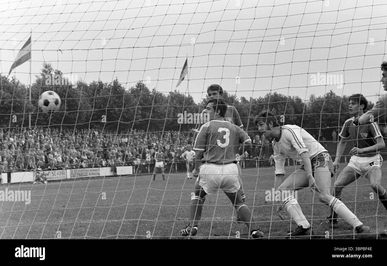 Sechzigerjahre, Sport, Fußball, Westdeutsche Jugendmeisterschaft 1969, Finale, SpVgg Sterkrade 06/07 gegen VfL Bochum 3-4, 29.06.1969, Stadion am Dicken Stein in Oberhausen-Sterkrade-Tackenberg, Spielort, Tor gegen Sterkrade Stockfoto