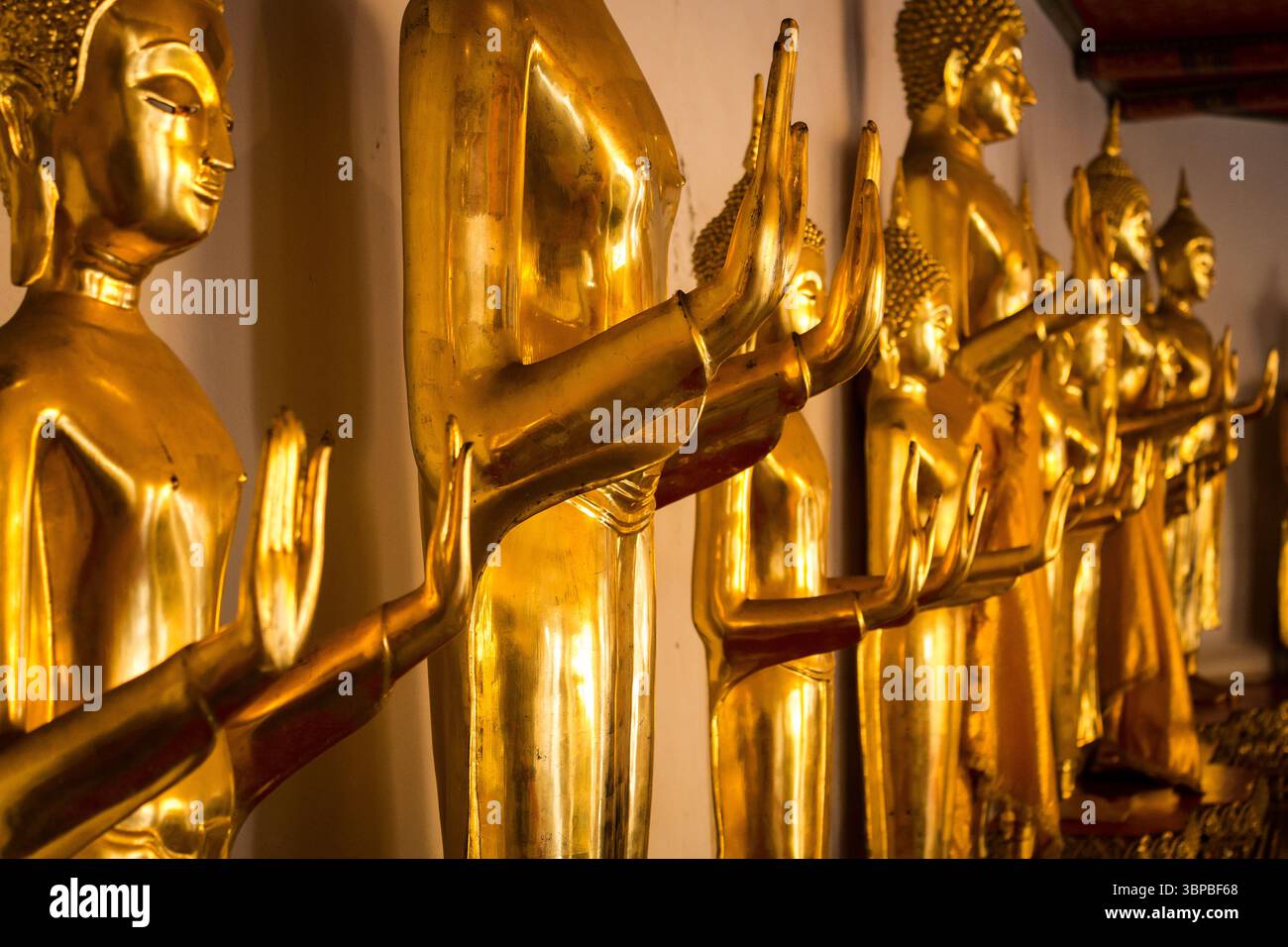Buddha-Statuen, Bilder und Tempel in Thailand. Thailändische buddhistische Kunst und Skulpturen Sammlung. Heiliger Gott. Buddha-Bilder für Meditation und Spiritualität Stockfoto