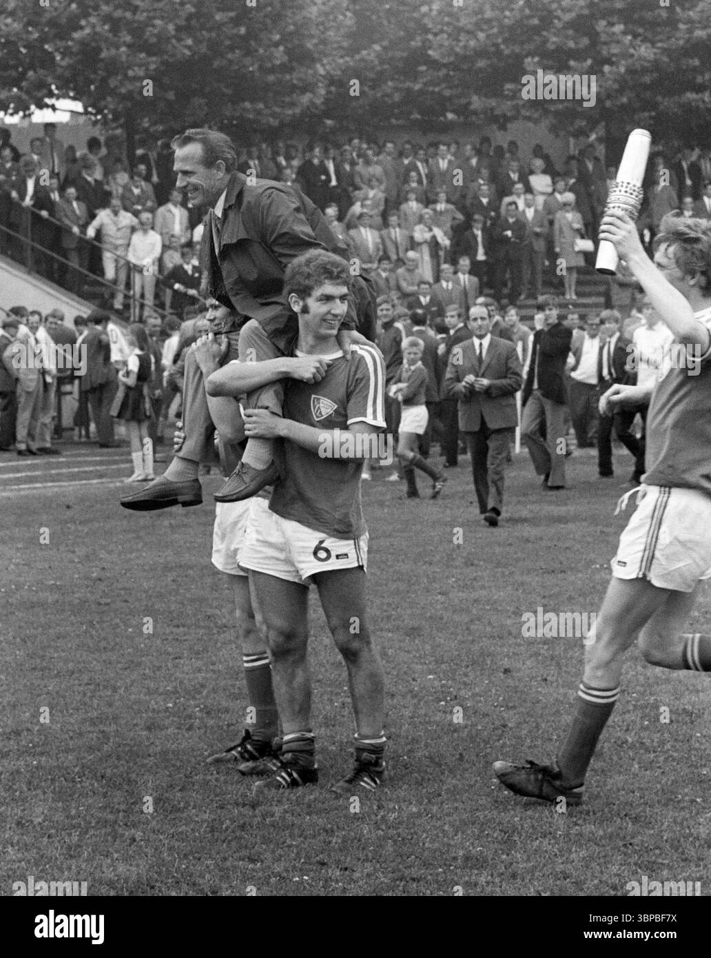 Sixties, Sport, Fußball, Westdeutsche Jugendmeisterschaft 1969, Finale, SpVgg Sterkrade 06/07 gegen VfL Bochum 3-4, 29.06.1969, Stadion am Dicken Stein in Oberhausen-Sterkrade-Tackenberg, jubelnd über den Sieg, die Spieler tragen ihren Cheftrainer Dieter Ernst attern schulterhoch, rechts der Mannschaftskapitän mit dem Siegerpokal Stockfoto