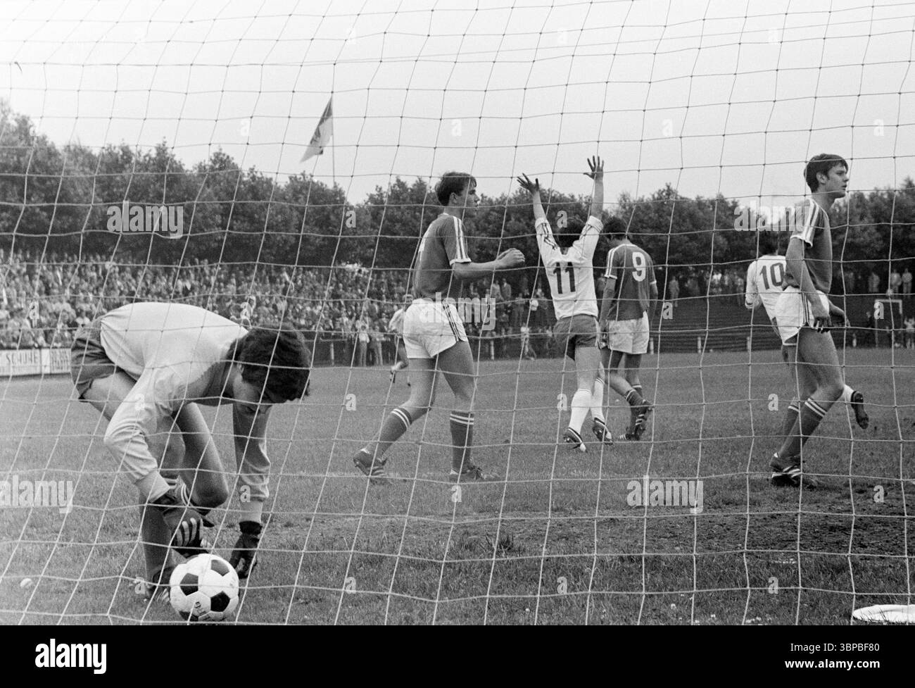 Sechziger Jahre, Sport, Fußball, Westdeutsche Jugendmeisterschaft 1969, Finale, SpVgg Sterkrade 06/07 vs. VfL Bochum 3-4, 29.06.1969, Stadion am Dicken Stein in Oberhausen-Sterkrade-Tackenberg, Spielort, Tor gegen Sterkrade, Freude und Frustration Stockfoto