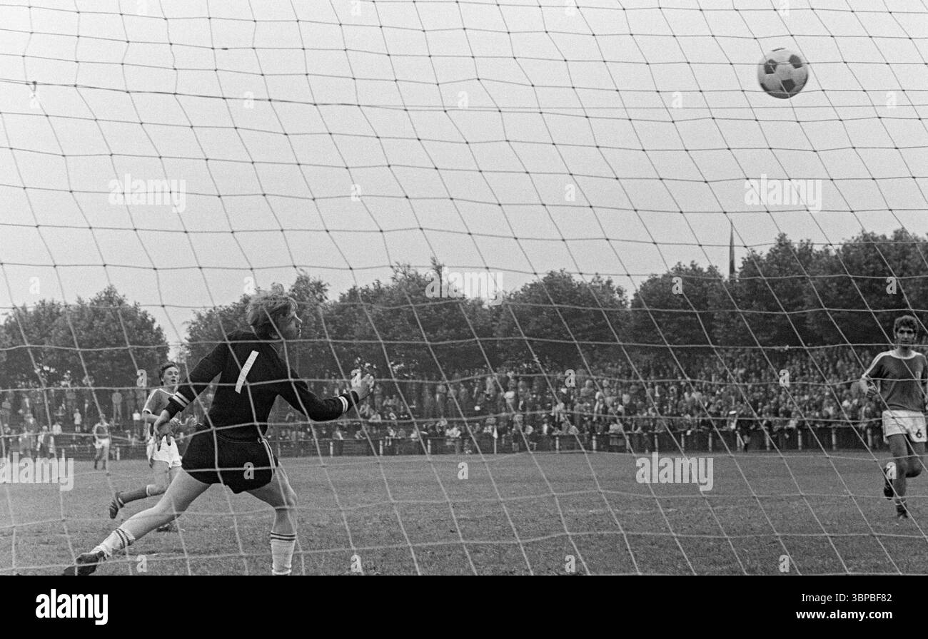 Sechzigerjahre, Sport, Fußball, Westdeutsche Jugendmeisterschaft 1969, Finale, SpVgg Sterkrade 06/07 vs. VfL Bochum 3-4, 29.06.1969, Stadion am Dicken Stein in Oberhausen-Sterkrade-Tackenberg, Spielort, Torszene Stockfoto