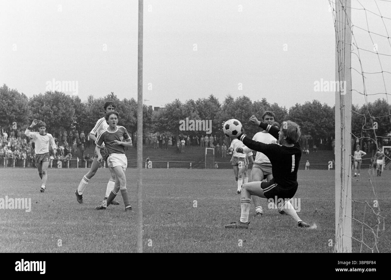 Sechzigerjahre, Sport, Fußball, Westdeutsche Jugendmeisterschaft 1969, Finale, SpVgg Sterkrade 06/07 gegen VfL Bochum 3-4, 29.06.1969, Stadion am Dicken Stein in Oberhausen-Sterkrade-Tackenberg, Spielort, Tor gegen Bochum Stockfoto
