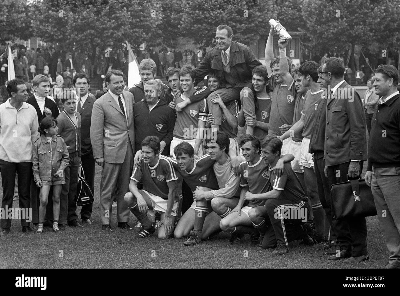 Sechzigerjahre, Sport, Fußball, Westdeutsche Jugendmeisterschaft 1969, Finale, SpVgg Sterkrade 06/07 gegen VfL Bochum 3-4, 29.06.1969, Stadion am Dicken Stein in Oberhausen-Sterkrade-Tackenberg, Schuss der Bochumer Mannschaft mit Pokalchef und Cheftrainer Dieter Ernst attern (Schulterhoch), am 13.07.1969 gewann der VfL Bochum noch mehr die Deutsche A Juniorenmeisterschaft 1969 Stockfoto