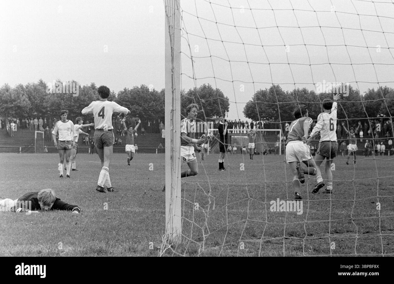 Sechziger Jahre, Sport, Fußball, Westdeutsche Jugendmeisterschaft 1969, Finale, SpVgg Sterkrade 06/07 gegen VfL Bochum 3-4, 29.06.1969, Stadion am Dicken Stein in Oberhausen-Sterkrade-Tackenberg, Spielort, Tor gegen Bochum, Freude und Frustration Stockfoto