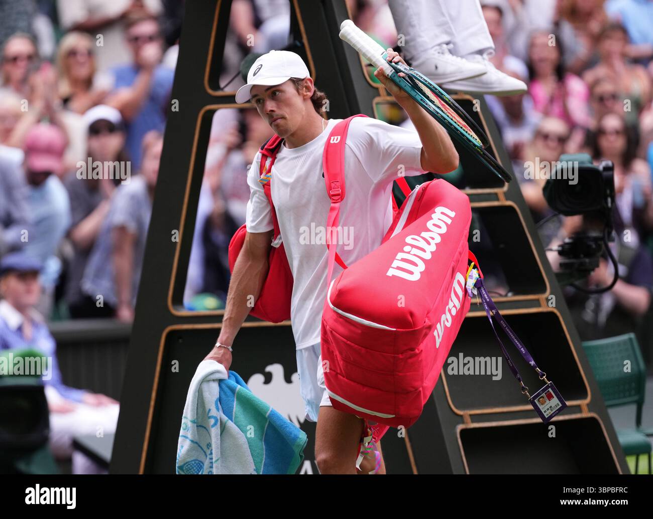 LONDON, ENGLAND - 07. JULI: Alex de Minaur aus Australien zeigt Niedergeschlagenheit nach dem Spiel der Gentlemen's Singles in der vierten Runde am 8. Tag der Meisterschaft Wimbledon 2025 im All England Lawn Tennis and Croquet Club am 07. Juli 2025 in London (Foto: MB Media) Credit: MB Media Solutions/Alamy Live News Stockfoto
