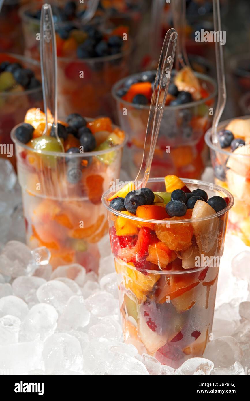 Frischer Obstsalat in Kunststoffbechern zum Verkauf Stockfoto
