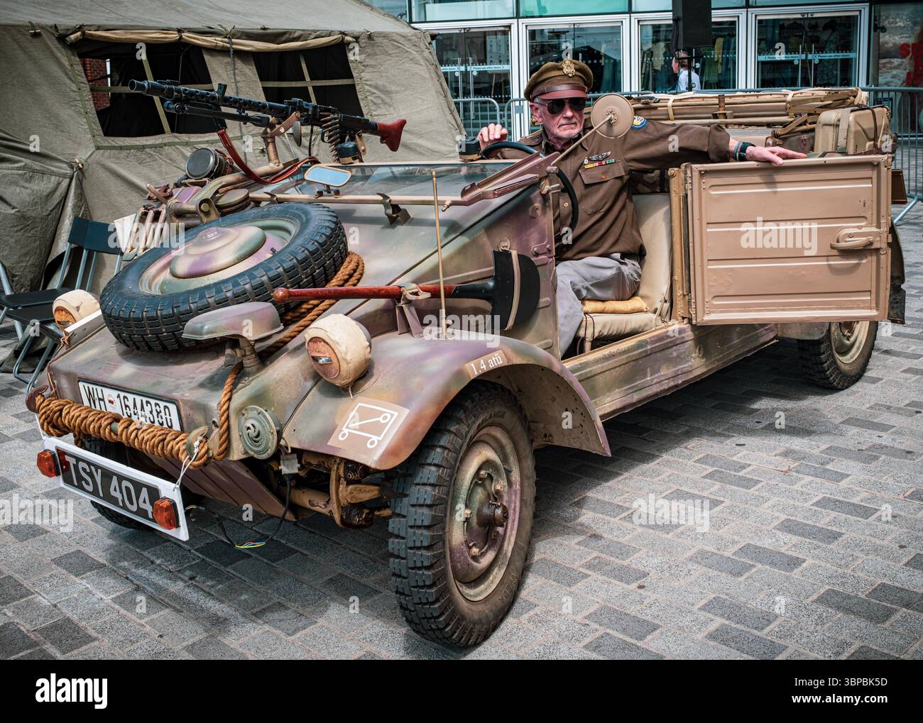 Graham Humphrey posiert mit seinem Volkswagen Kübelwagen, entworfen von Ferdinand Porsche für die deutsche Armee. Stockfoto