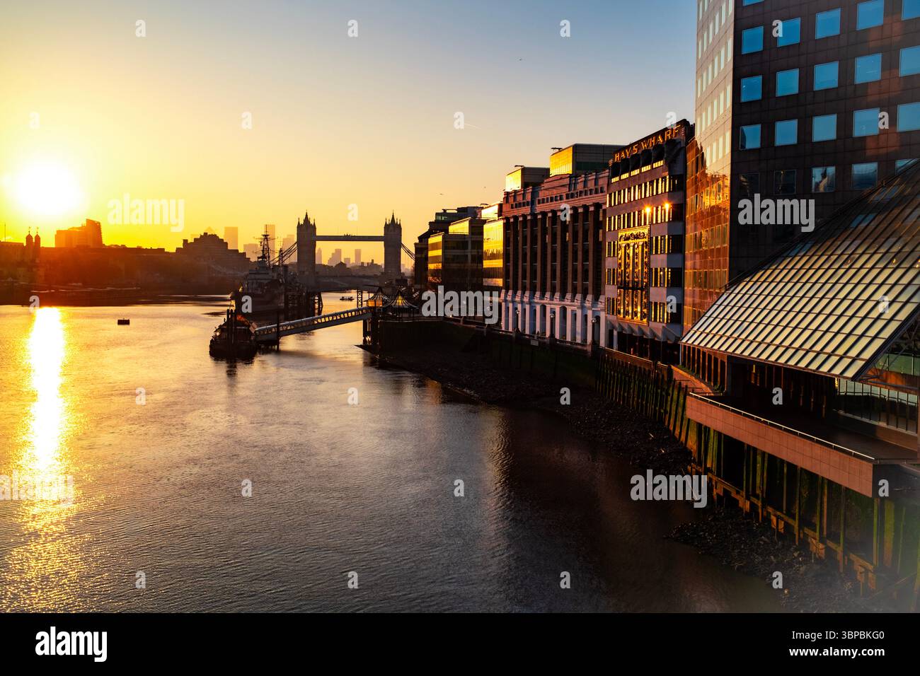 Sonnenaufgang über dem Tower of London, der Tower Bridge und der HMS Belfast an der Themse. Stockfoto