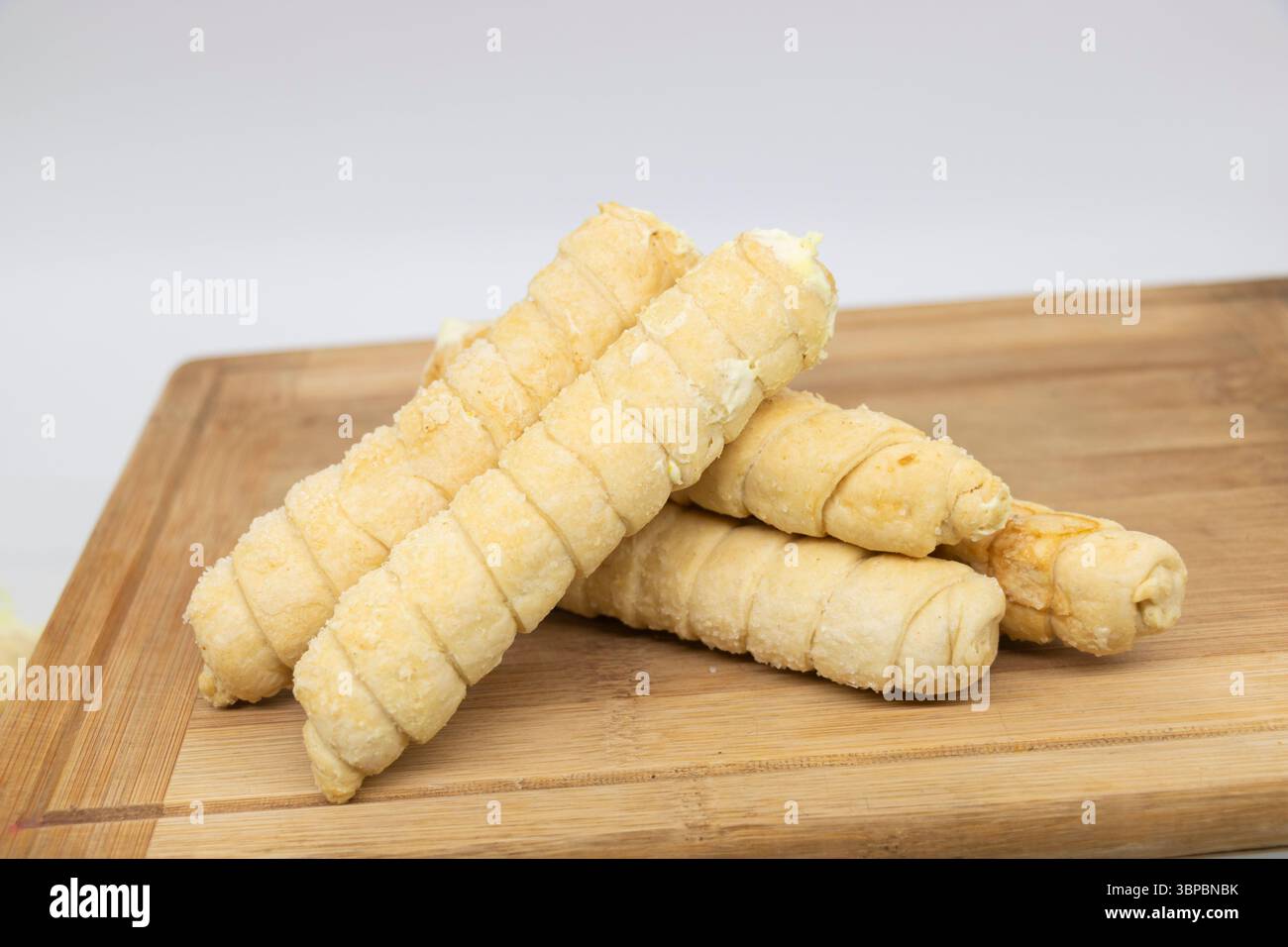 Köstliche Französische Toastrollen. Isoliert auf weißem Hintergrund. Perfekt für Rezepte, Kataloge, Designelemente oder kommerzielle Zwecke Stockfoto