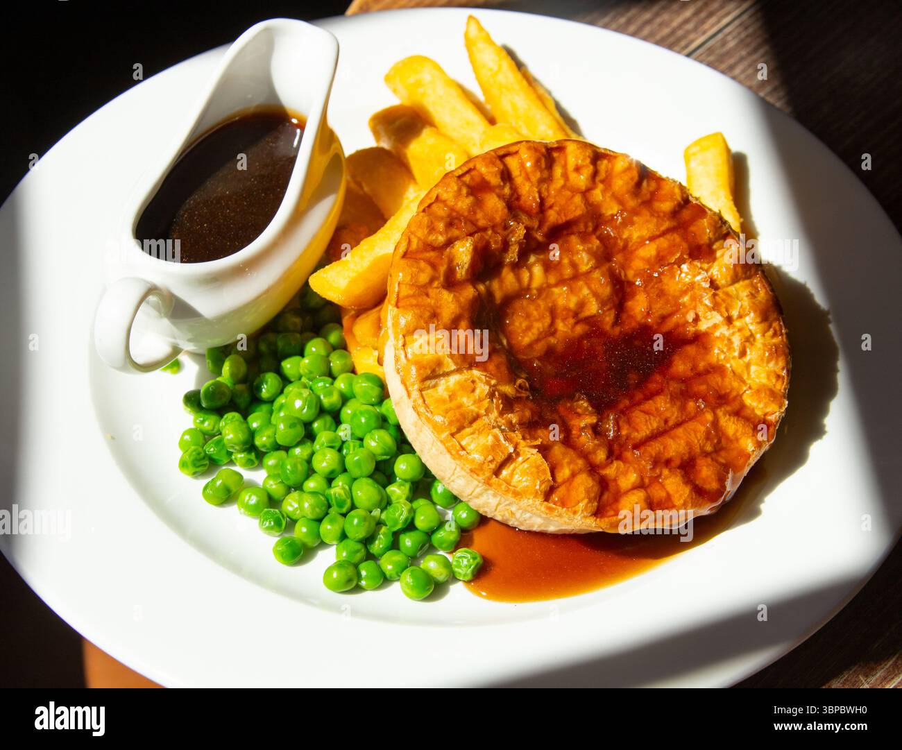 Hühnchen-Pilzkuchen im Restaurant Hole in the Wall, York, Großbritannien Stockfoto