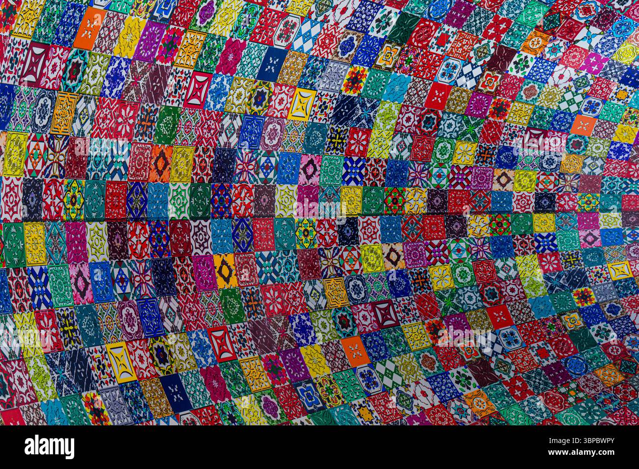 Farbenfrohe Mosaikinstallation mit Azulejo-Fliesen, zeitgenössische Kunst in Lissabon, Portugal Stockfoto