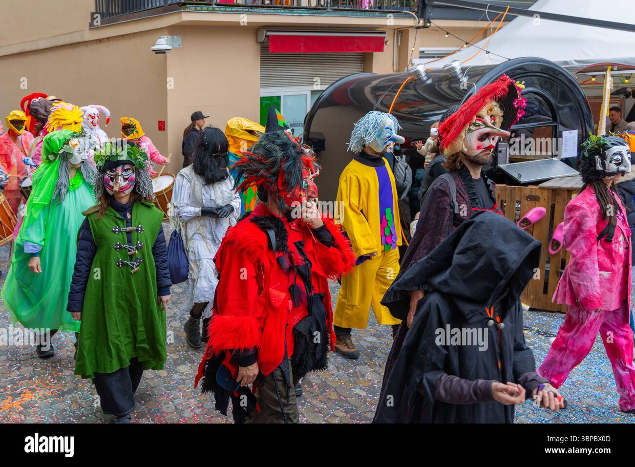 Basel, Switezrland - 11. März. 2025: Parade in Kostümen und Masken im Stadtzentrum beim jährlichen Karnevalsfest. Der Basler Karneval steht auf der UNESCO Stockfoto