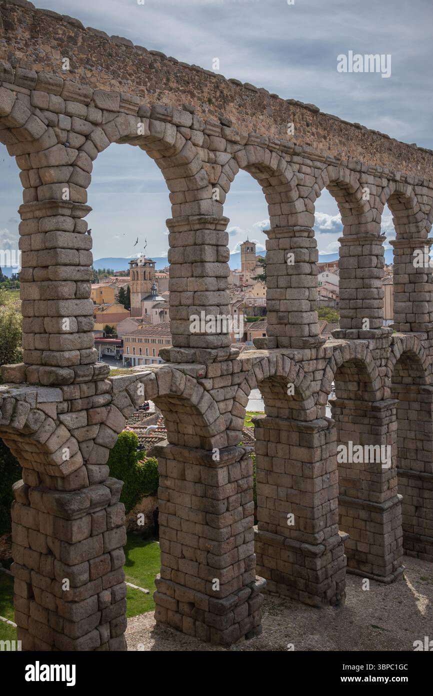 Segovia, Spanien - 12. Mai 2024: Vertikales Denkmal des römischen Aquädukts von Segovia. Spanisches Denkmal aus Steinziegel in Europa. Stockfoto