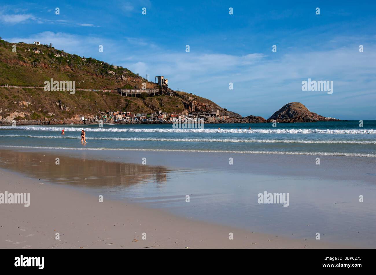 Praia Grande in Arraial do Cabo, Brasilien, bietet atemberaubendes türkisfarbenes Wasser, weiße Sandstrände und dramatische Klippen – ein wahres tropisches Paradies. Stockfoto