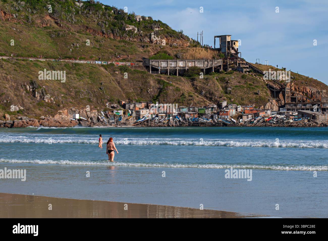 Praia Grande in Arraial do Cabo, Brasilien, bietet atemberaubendes türkisfarbenes Wasser, weiße Sandstrände und dramatische Klippen – ein wahres tropisches Paradies. Stockfoto