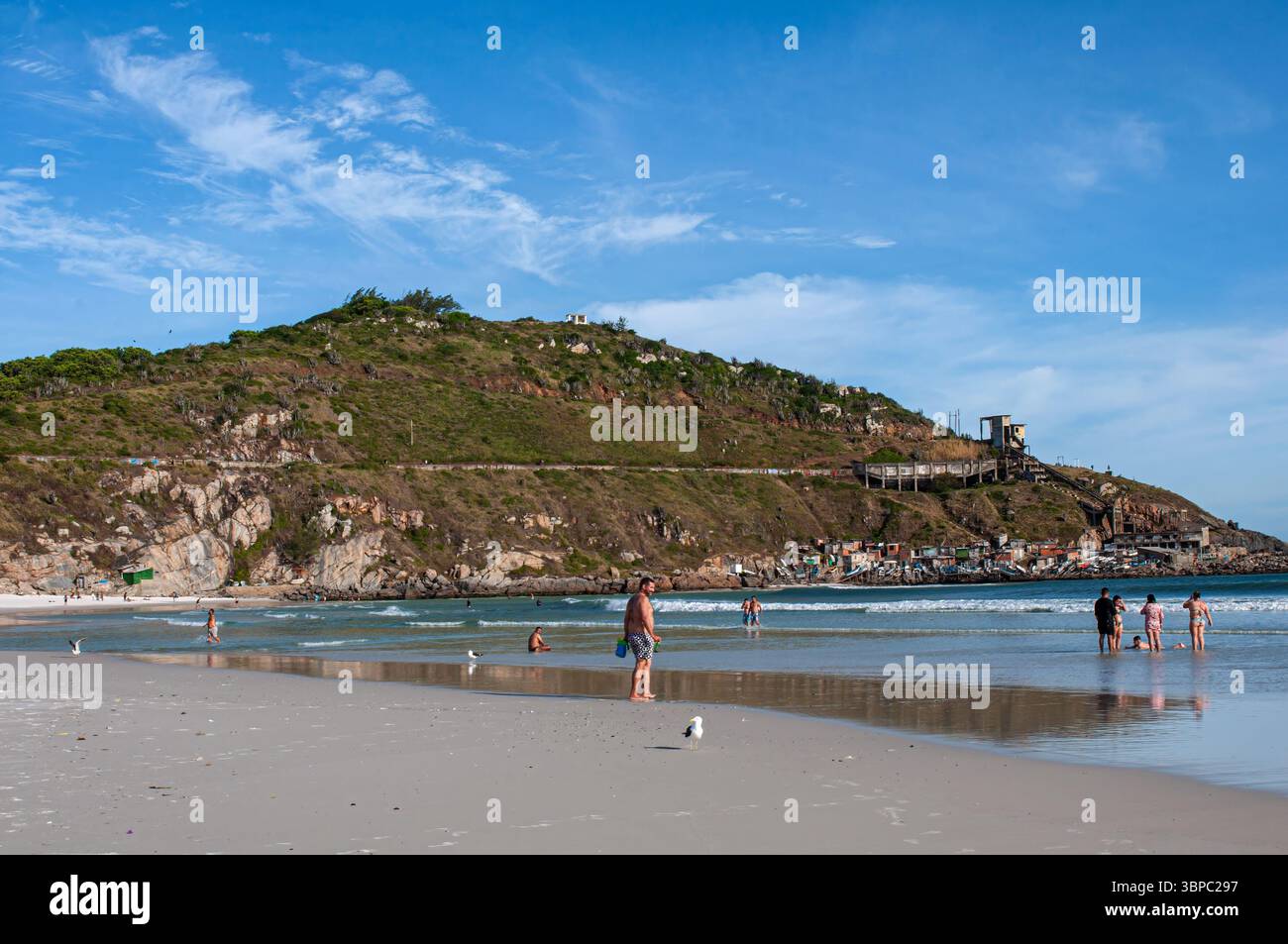 Praia Grande in Arraial do Cabo, Brasilien, bietet atemberaubendes türkisfarbenes Wasser, weiße Sandstrände und dramatische Klippen – ein wahres tropisches Paradies. Stockfoto