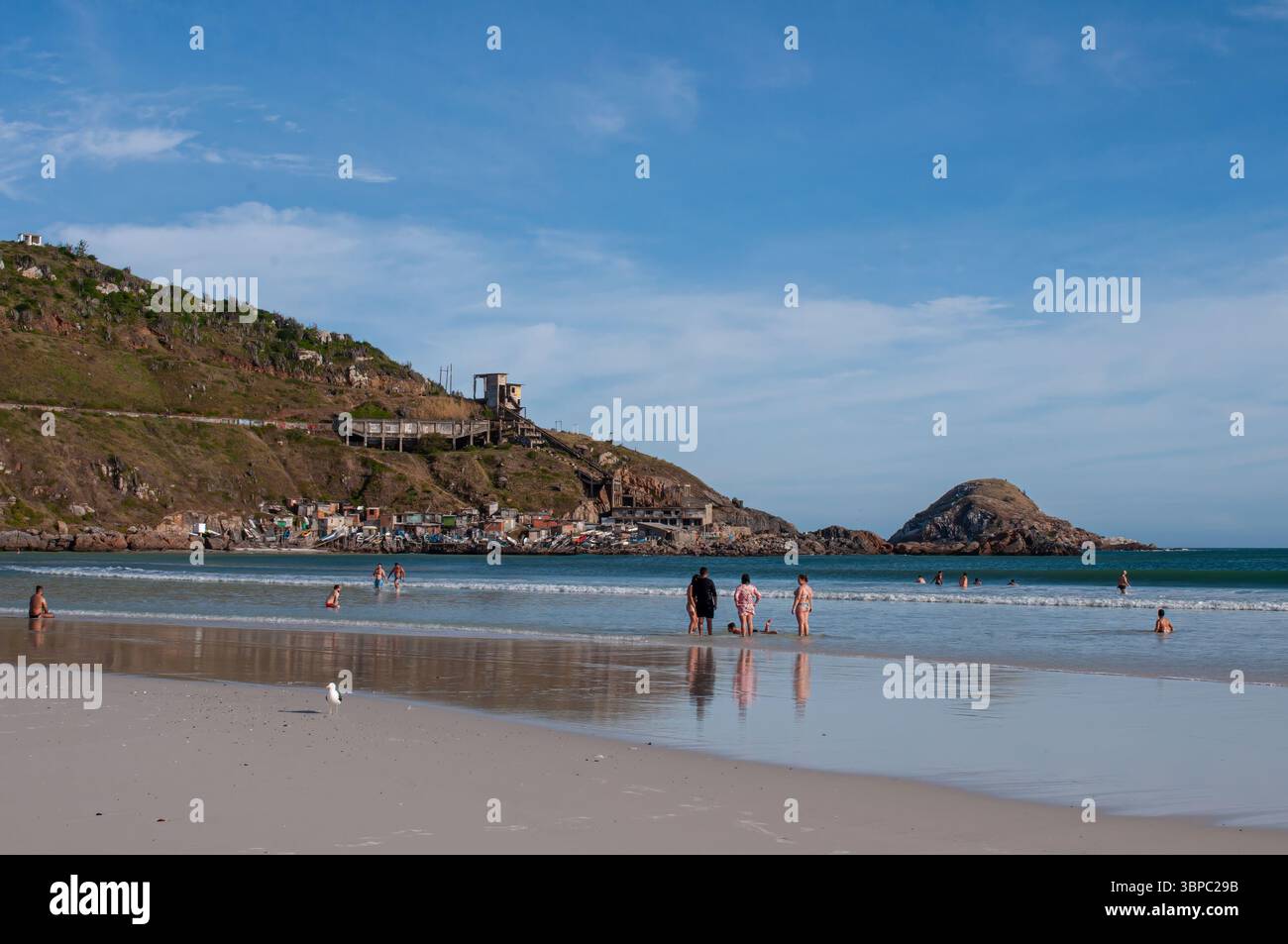 Praia Grande in Arraial do Cabo, Brasilien, bietet atemberaubendes türkisfarbenes Wasser, weiße Sandstrände und dramatische Klippen – ein wahres tropisches Paradies. Stockfoto