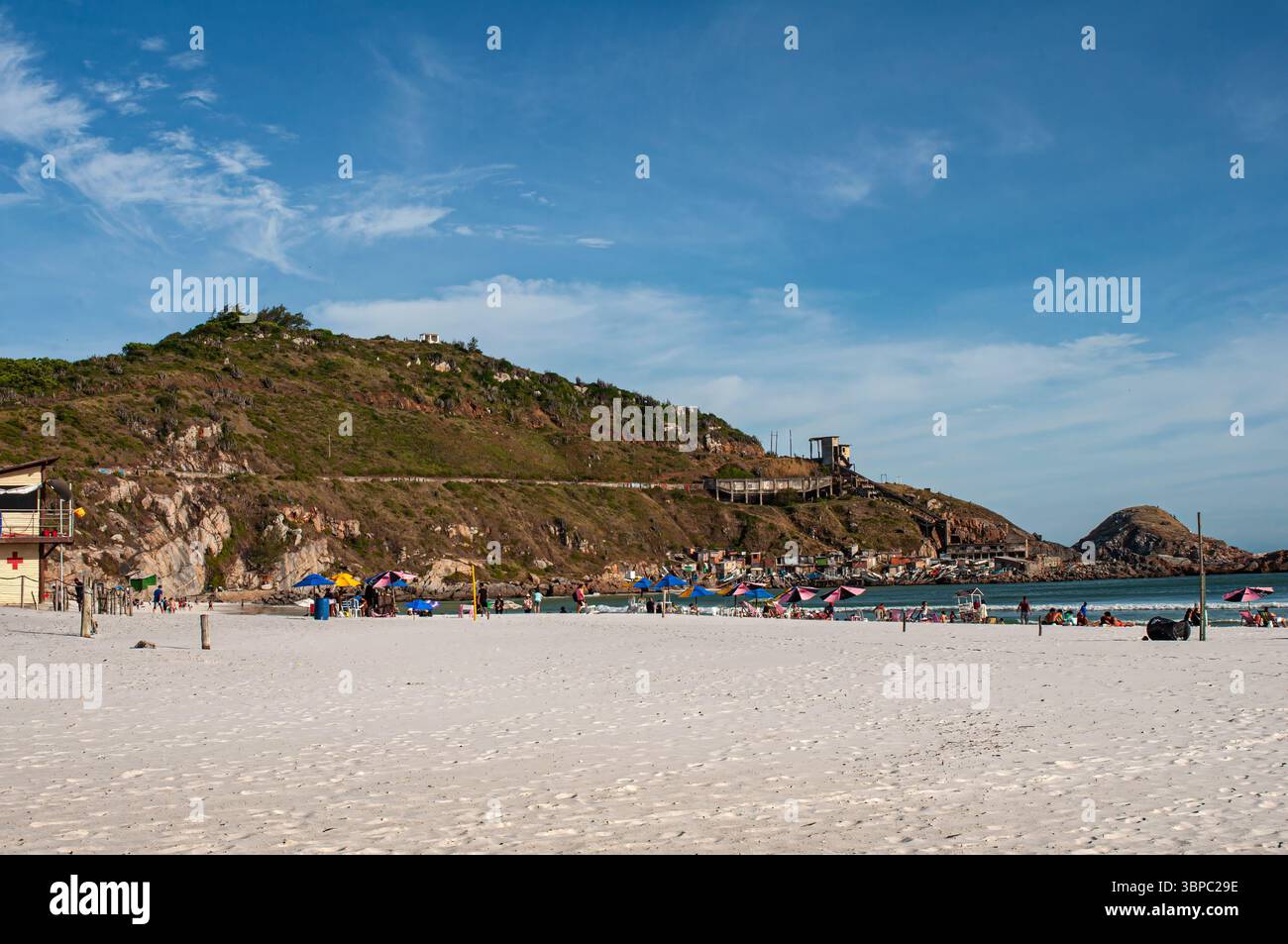 Praia Grande in Arraial do Cabo, Brasilien, bietet atemberaubendes türkisfarbenes Wasser, weiße Sandstrände und dramatische Klippen – ein wahres tropisches Paradies. Stockfoto
