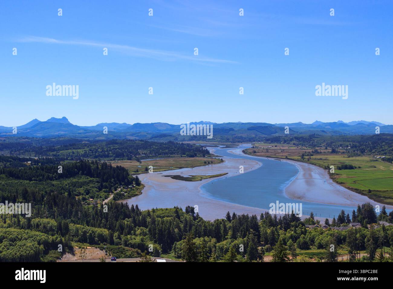 Astoria, Oregon - 26. Juni 2016: Ein malerischer Blick auf den Columbia River, der sich durch die Landschaft schlängelt, von einem hohen Aussichtspunkt erfasst. Stockfoto
