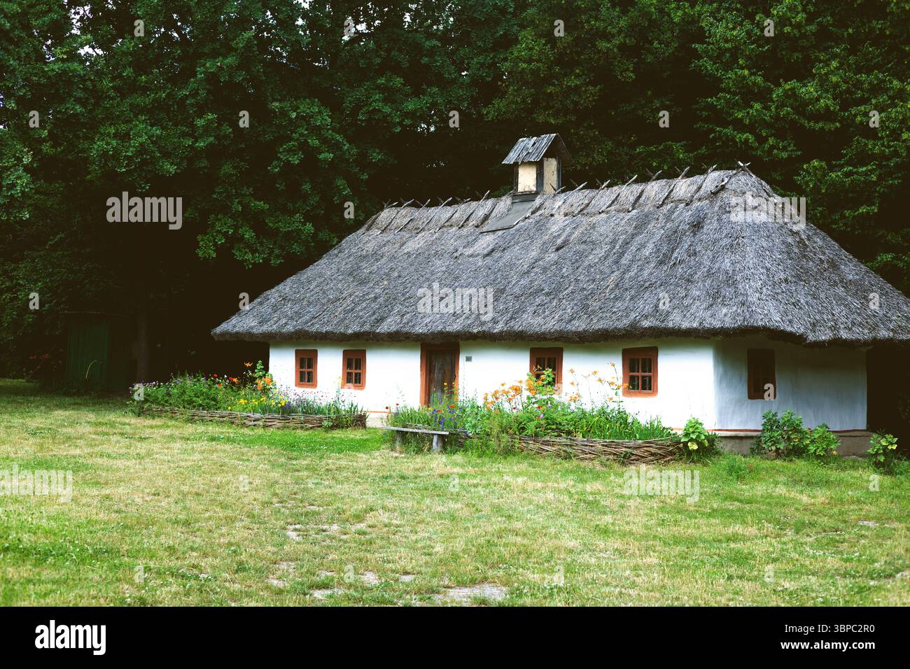 Altes ukrainisches Haus mit Strohdach Stockfoto