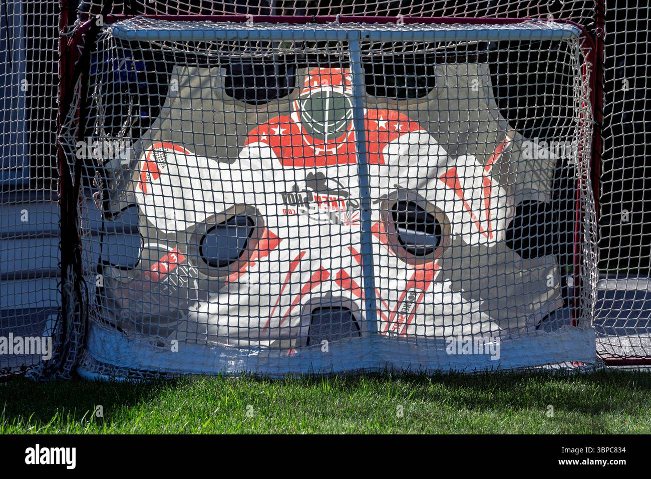 Hockeytor mit Torwart-Zieleinsatz in Rot und weiß für das Schießen im Freien Stockfoto