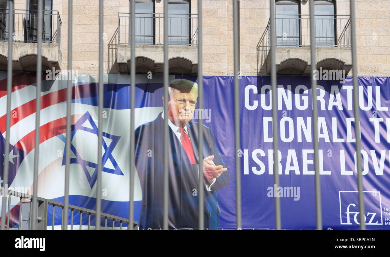 Am 19. Januar 2025 ist in Jerusalem ein Poster zu sehen, auf dem der designierte US-Präsident Donald Trump gratuliert. Foto: Raquel G. Frohlich. Stockfoto