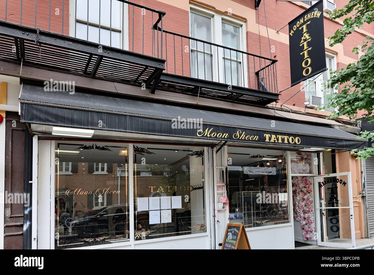 Tätowierstube in Greenwich Village, New York City Stockfoto