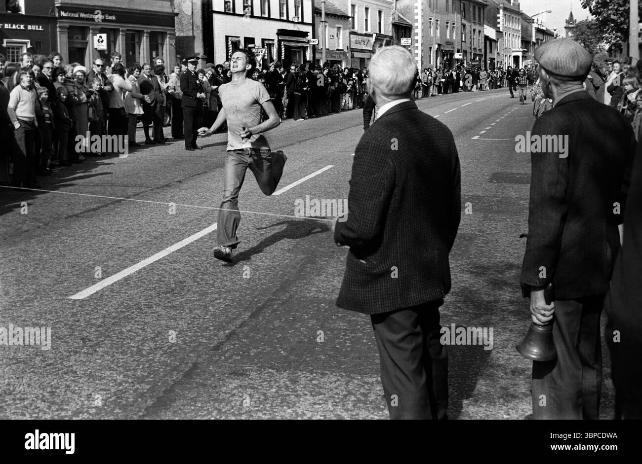 Die Egremont Crabapple Fair, Egremont, die Blue Bell 100 m über die Egremont Main Street sprintet, die Leute säumen die Straße und beobachten das Annula-Rennen. Die Sieger sind fertig. The Blue Bell ist der Name eines lokalen Pubs. Egremont, Cumbria, England, 1975 1970er Jahre Großbritannien HOMER SYKES Stockfoto