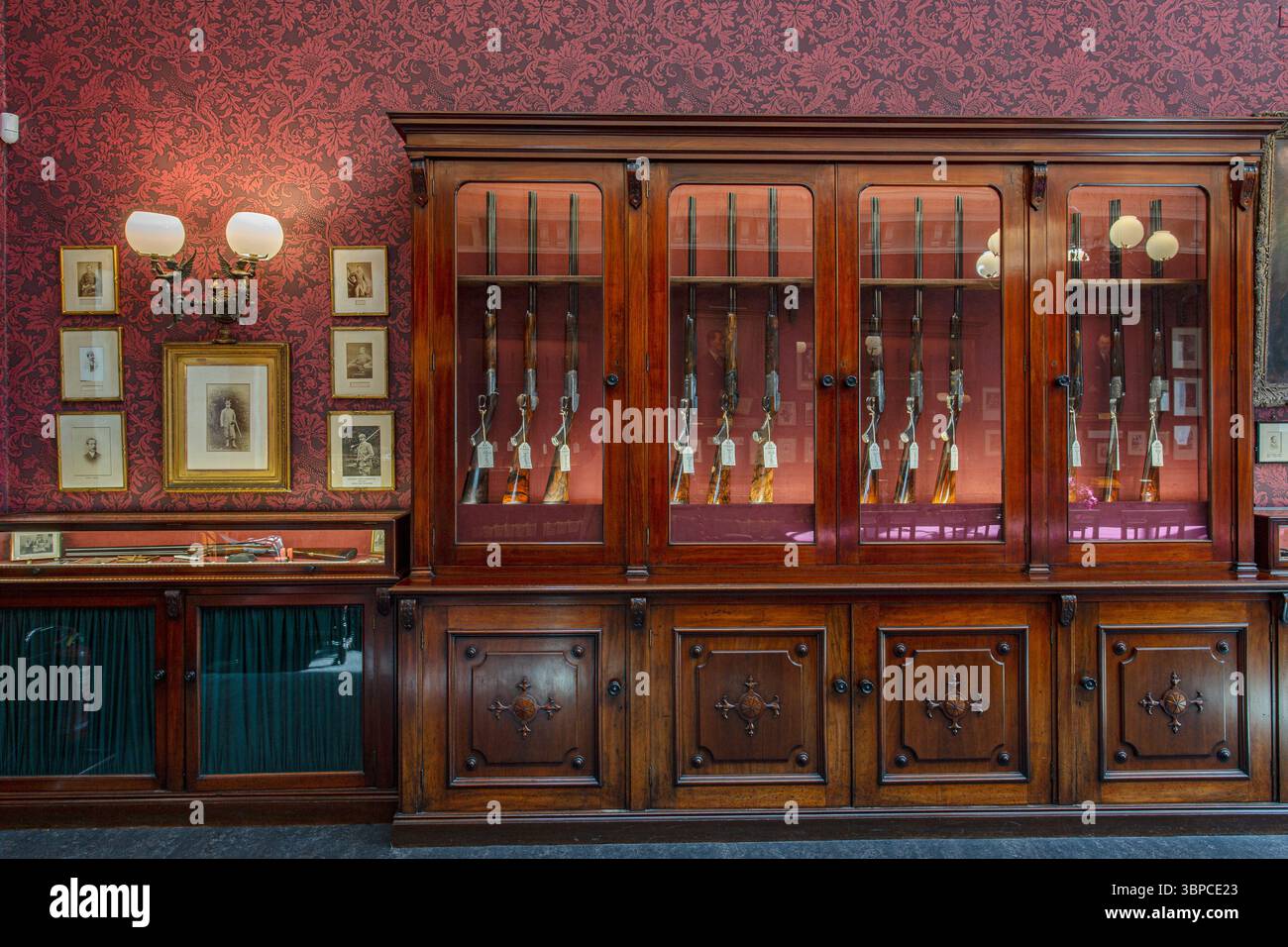 Purdey & Sons wurde 1814 gegründet, um Sportgewehre und -Gewehre sowie luxuriöse Kleidung und Accessoires zu kreieren. Stockfoto