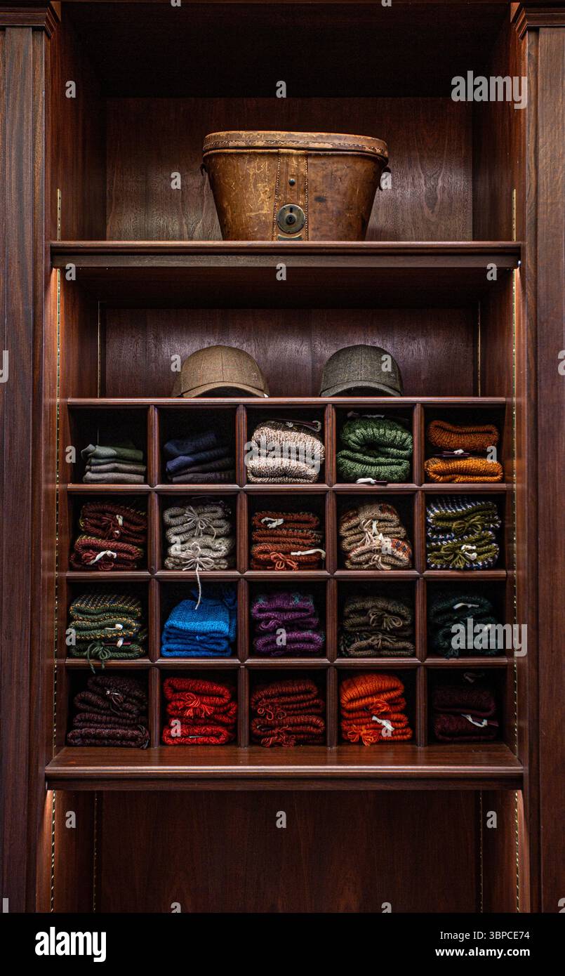 Purdey & Sons wurde 1814 gegründet, um Sportgewehre und -Gewehre sowie luxuriöse Kleidung und Accessoires zu kreieren. Stockfoto