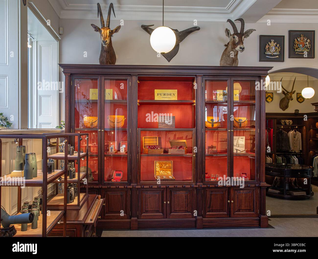 Interior Purdey & Sons wurde 1814 gegründet und bietet maßgeschneiderte Sportgewehre und Gewehre sowie luxuriöse Kleidung und Accessoires. Stockfoto