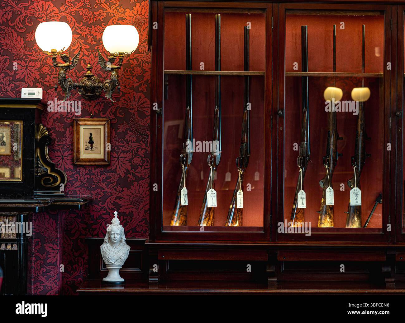 Purdey & Sons wurde 1814 gegründet, um Sportgewehre und -Gewehre sowie luxuriöse Kleidung und Accessoires zu kreieren. Stockfoto