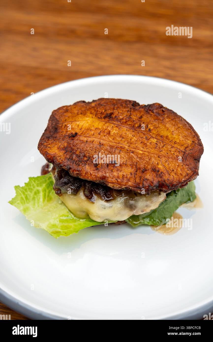 Bantain Burger aus Bilèyi von Frau Joyce K in der Boxhall City Food Hall, London, England Stockfoto