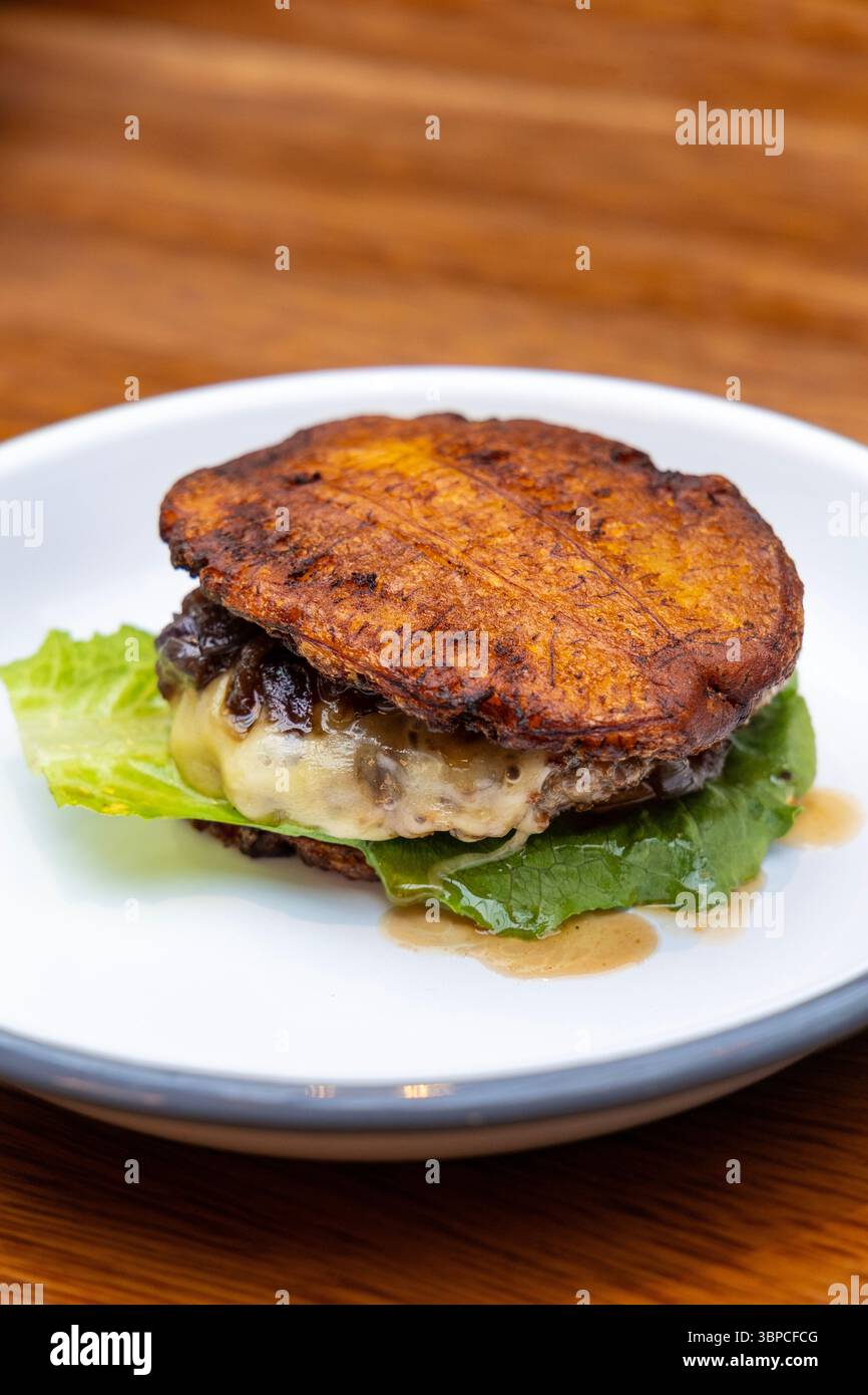 Bantain Burger aus Bilèyi von Frau Joyce K in der Boxhall City Food Hall, London, England Stockfoto