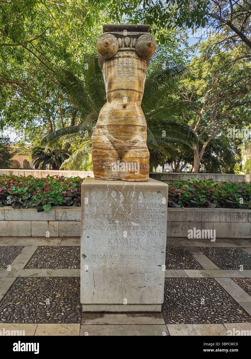 Palma de Mallorca, Spanien - 12. Juli 2024: Die Jonica-Statue von Josep Maria Subirachs im Garten des Königs zeigt den mittleren Teil des weiblichen Körpers ohne Heide Stockfoto
