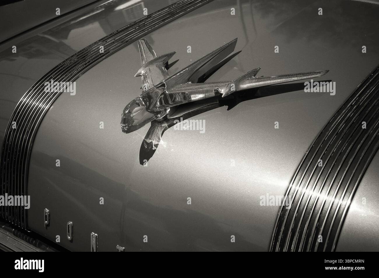 Detail einer Kapuzendekoration an einem klassischen Pontiac-Auto in Schwarz-weiß Stockfoto