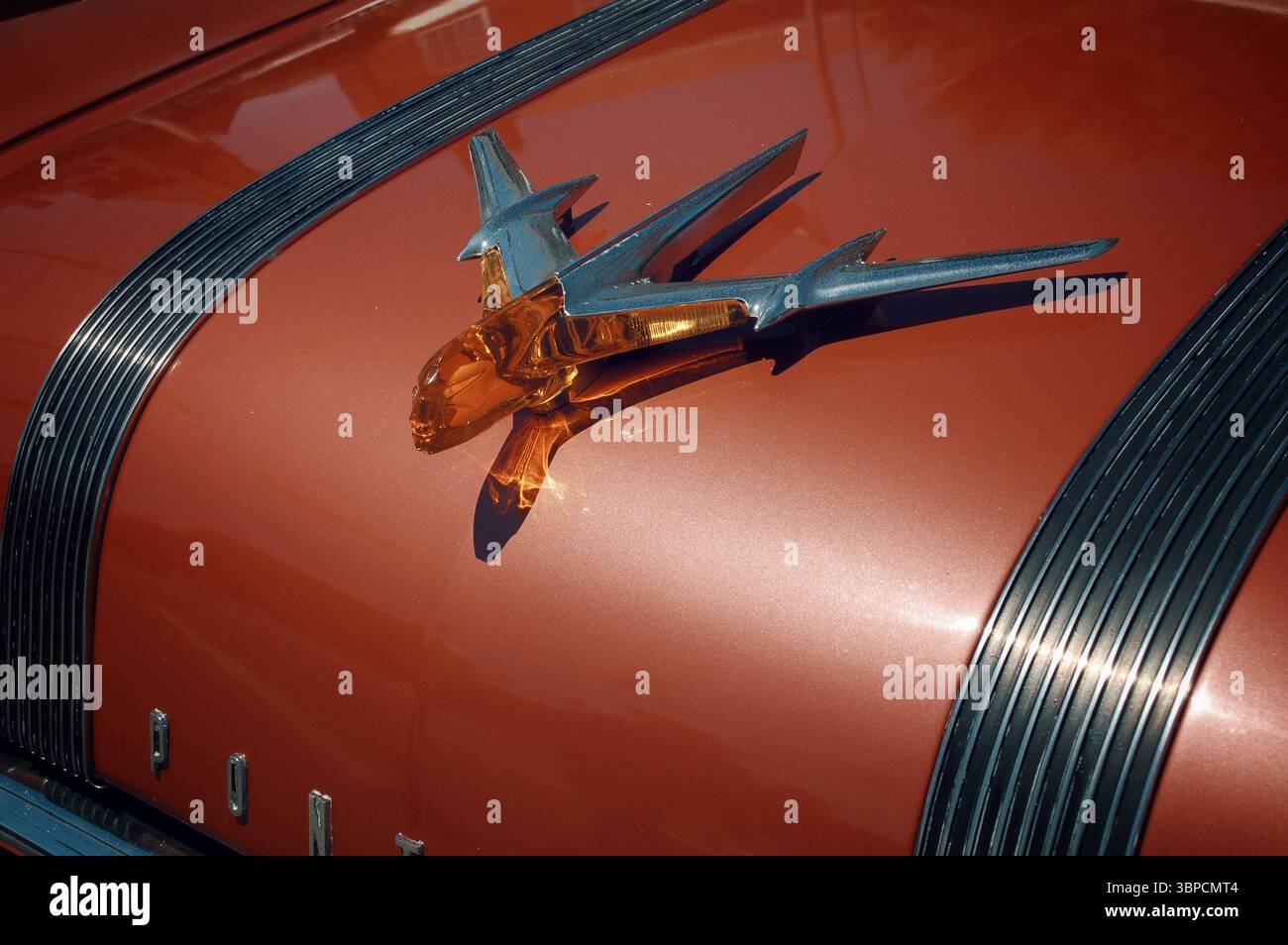 Detail einer Kapuzendekoration an einem alten Pontiac-Auto Stockfoto