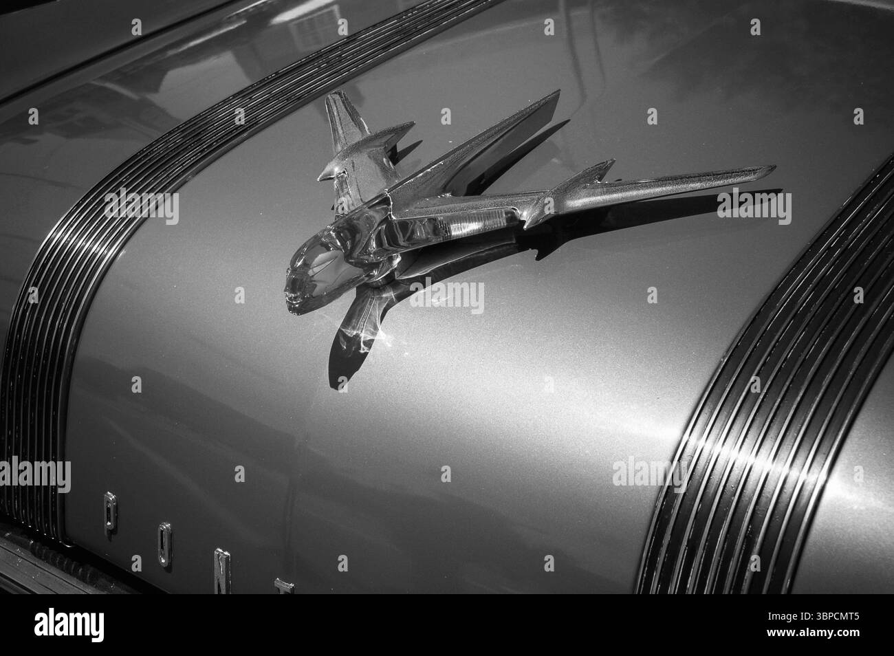 Detail einer Kapuzendekoration an einem klassischen Pontiac-Auto in Schwarz-weiß Stockfoto