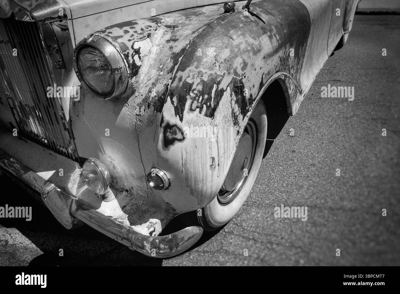 Vintage Rolls Royce Royce Kotflügel und Scheinwerfer in Schwarz-weiß Stockfoto