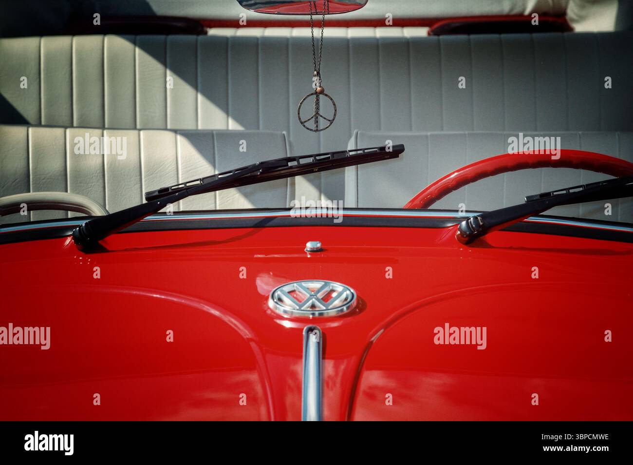 Roter Vintage Volkswagen Käfer mit Friedensschild Stockfoto