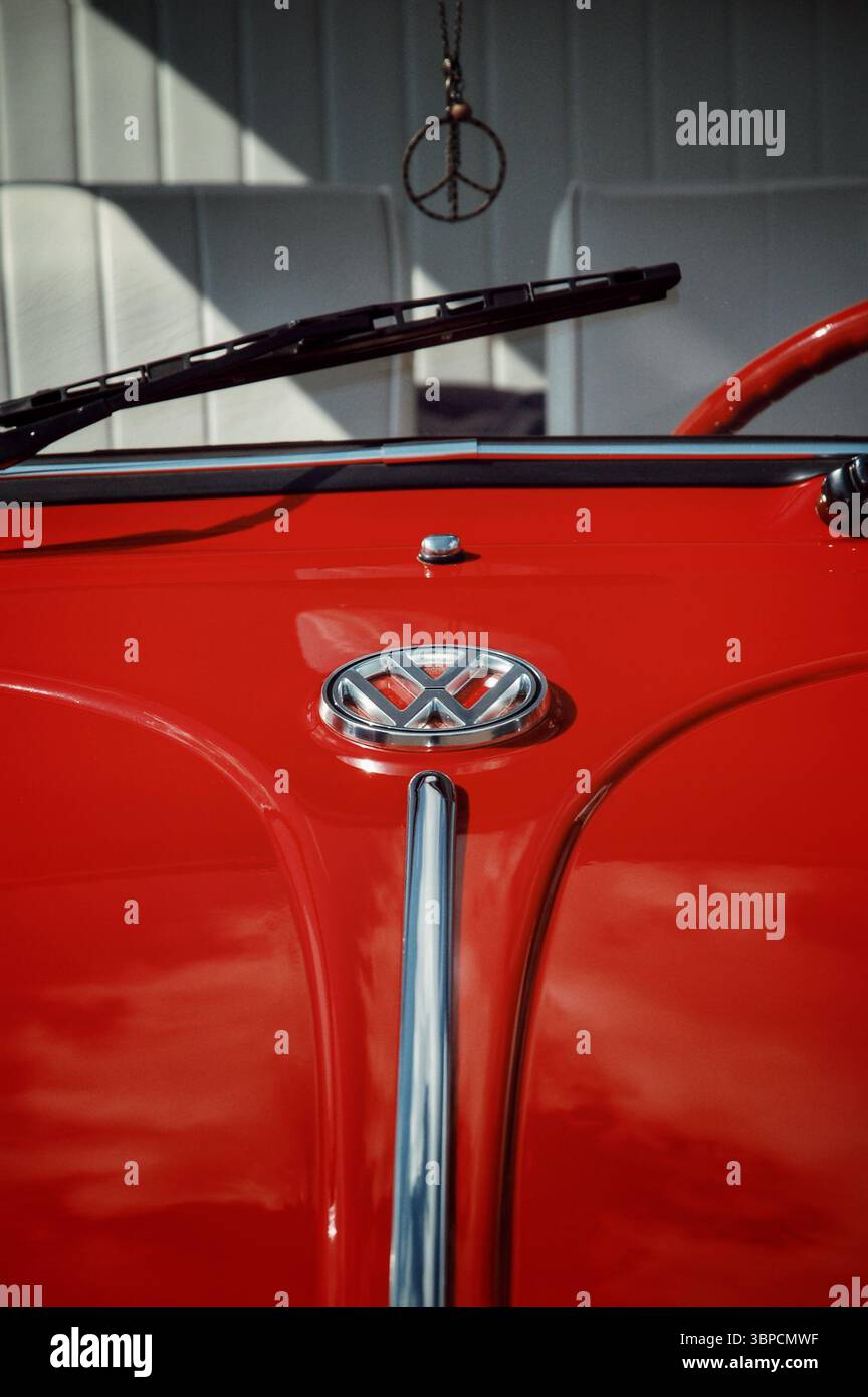 Roter Vintage Volkswagen Käfer mit Friedensschild Stockfoto
