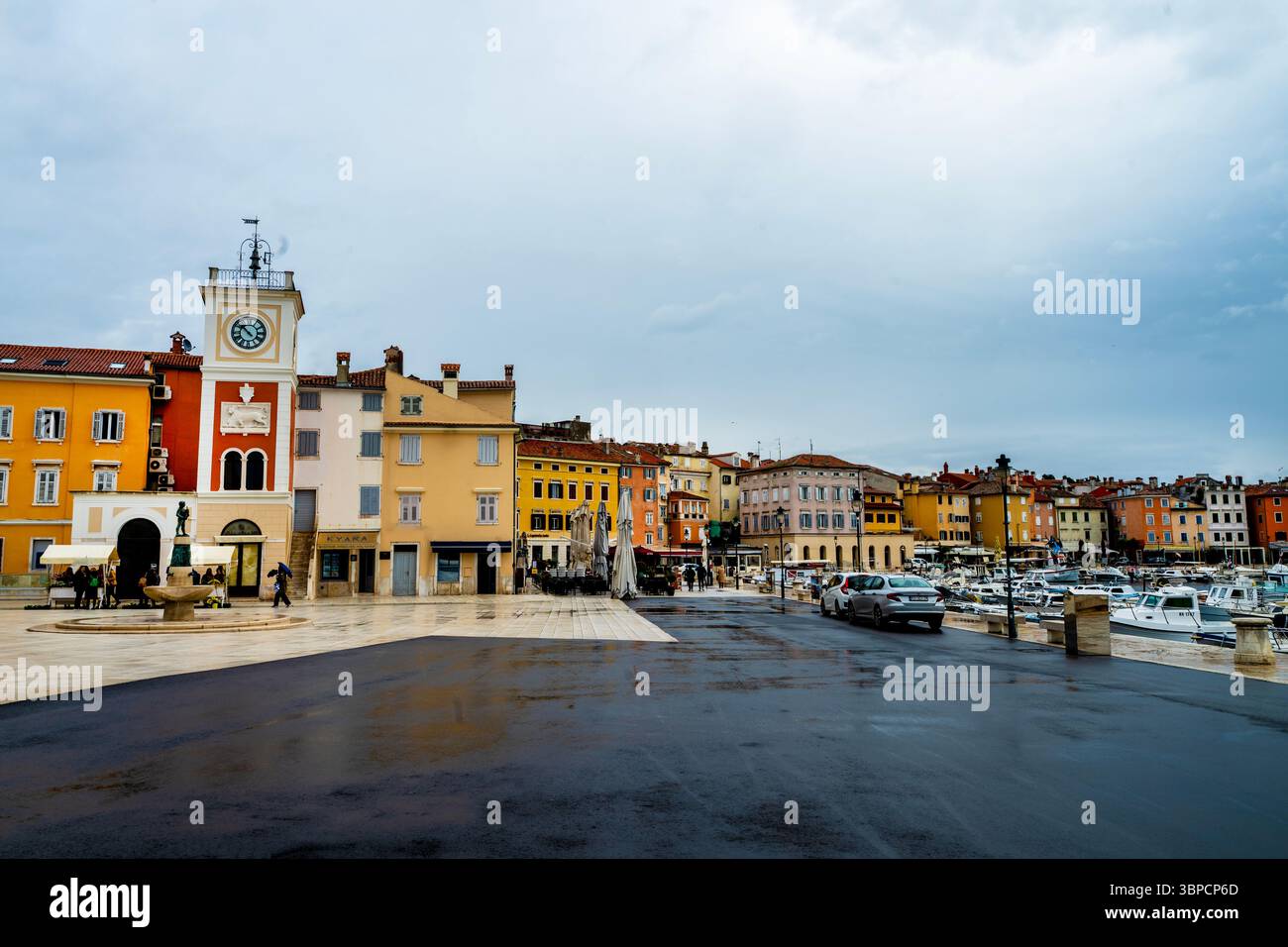 Marschall Tito Platz in Rovinj, Kroatien und Uhrturm mit Löwe vom Markus Relief, Symbol der historischen Kontrolle Venedigs über die Adria. Stockfoto